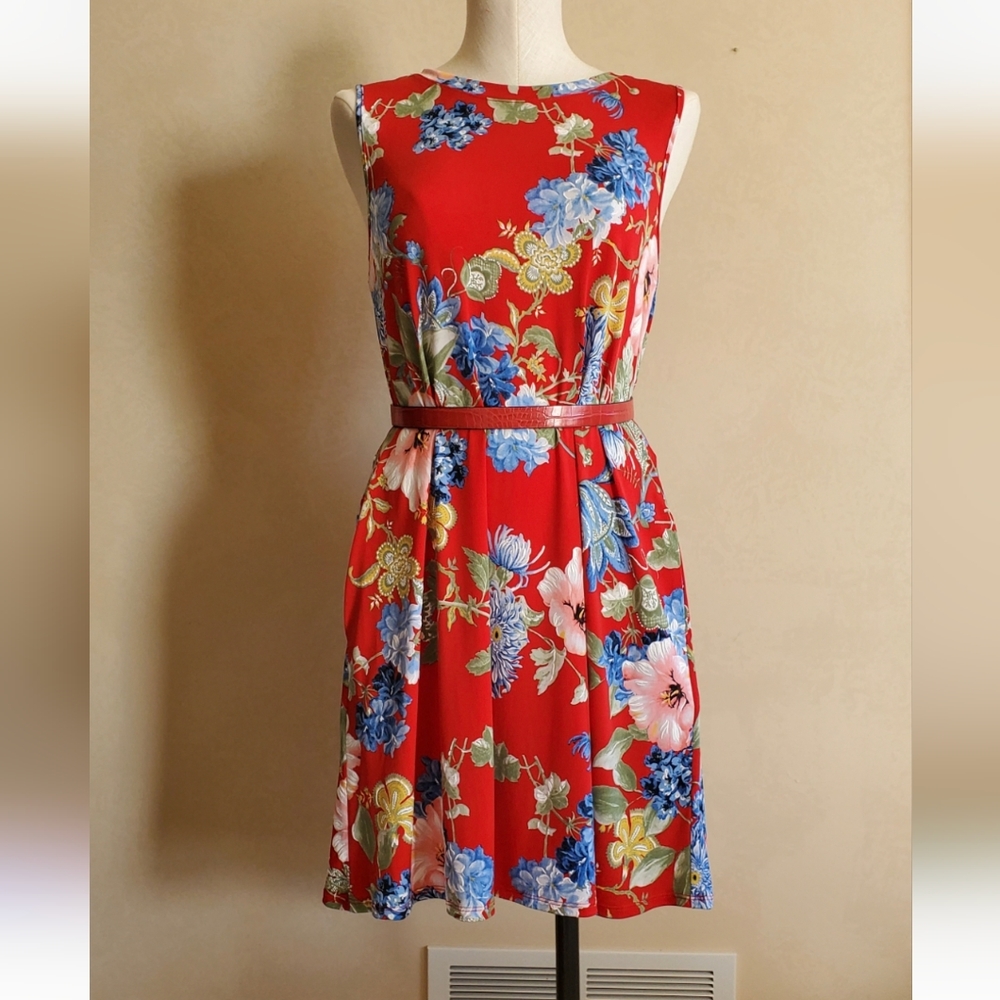 Sleeveless swing dress with pockets